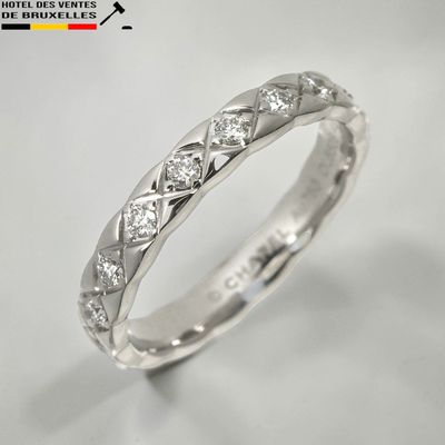 un gros plan d'une alliance sertie de diamants