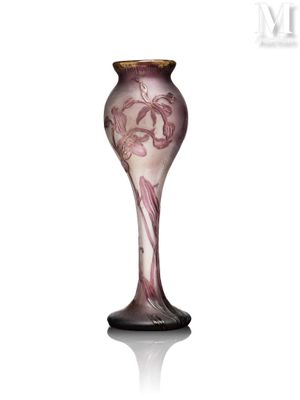 un vase en verre orné d'un motif sur fond blanc
