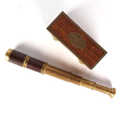 un stylo et une boîte posés sur une surface blanche