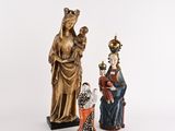 deux figurines représentant une femme et un chat sur fond blanc