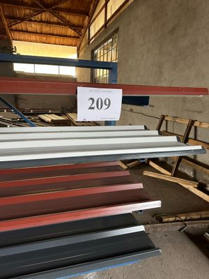 plusieurs pièces de métal sont empilées dans un entrepôt