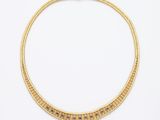 un collier en or sur fond blanc