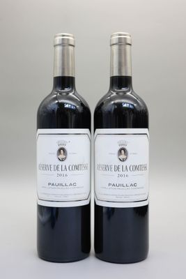 deux bouteilles de vin rouge posées l'une à côté de l'autre sur une table