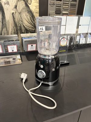 un mixeur posé sur un comptoir dans un magasin