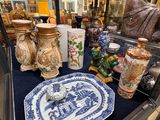 de nombreux vases et assiettes exposés dans une vitrine