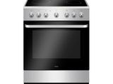 Gros plan sur un four avec une plaque de cuisson, sur fond blanc