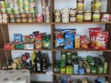 une étagère remplie de produits alimentaires et de condiments dans un magasin