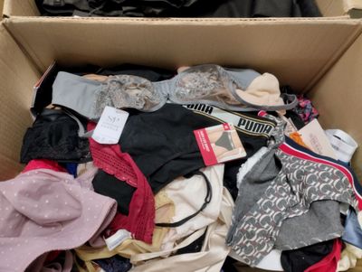 une boîte en carton remplie de sous-vêtements et d'autres vêtements