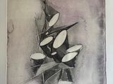 un dessin en noir et blanc représentant un vase orné de cercles blancs