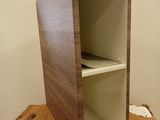 une armoire en bois avec une étagère posée sur une boîte en carton