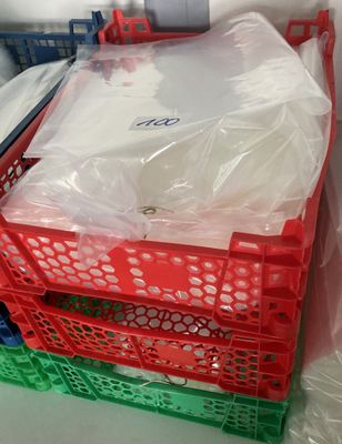 de nombreuses caisses en plastique empilées les unes sur les autres sur une table