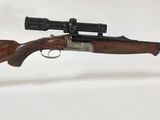 le fusil est posé sur un support transparent posé sur la table