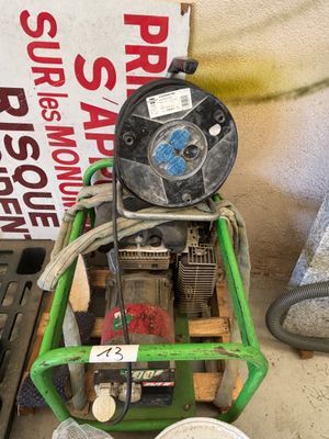 un petit chariot vert sur lequel est posée une machine