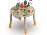 une petite table sur laquelle se trouve un jouet
