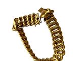 gros plan d'un bracelet en or sur fond blanc