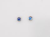 une paire de boucles d'oreilles à clous en saphir bleu et diamants