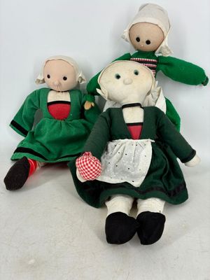 Ensemble de trois poupées Bécassine en tissu et feutrine.