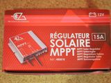 une image représentant une boîte rouge contenant un petit appareil électronique
