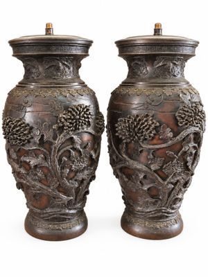deux vases placés l'un à côté de l'autre