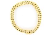 gros plan d'un bracelet en or sur fond blanc