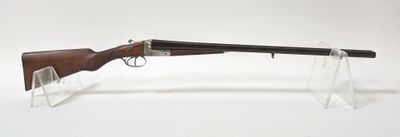 un fusil posé sur un socle transparent, devant un fond blanc