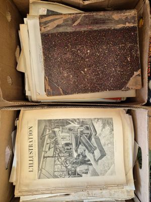 Des cartons remplis de livres et de papiers sont empilés les uns sur les autres