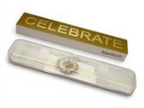 un gros plan sur un paquet de cigarettes contenant un briquet
