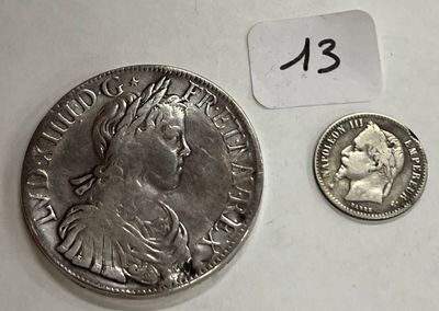 l'image d'une pièce d'argent et une pièce d'argent posée sur une surface blanche