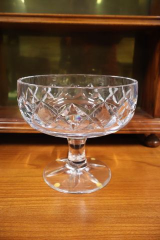 Coupe sur piédouche en cristal. Non signé. H 19 D 20 cm