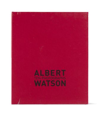 un livre rouge avec des lettres noires sur fond blanc