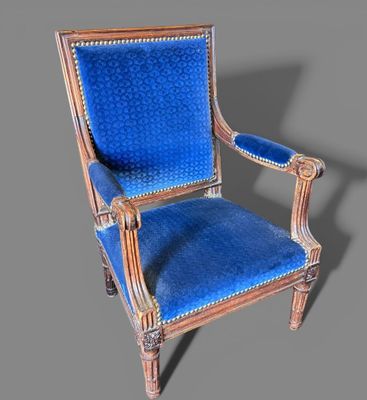 une image représentant une chaise bleue sur un fond gris, avec une ombre