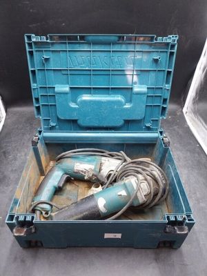 une boîte bleue contenant une perceuse et un cordon