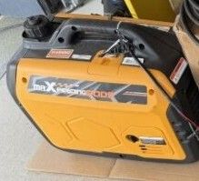 générateur portable jaune et noir posé sur une boîte en carton