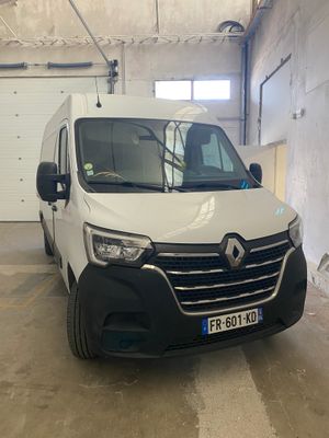 une camionnette blanche garée dans un garage