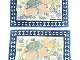 deux tapis bleus et blancs ornés d'éléphants et de plantes