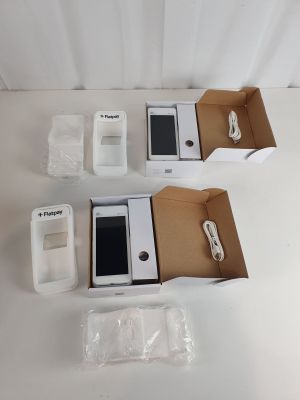 une boîte avec un téléphone à l'intérieur sur une table