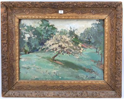 une peinture à l'huile représentant un arbre dans un champ, avec de l'herbe verte et des arbres en arrière-plan