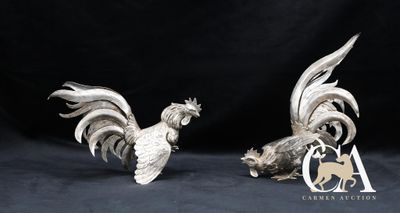 paire de figurines de coqs plaquées argent sur fond noir