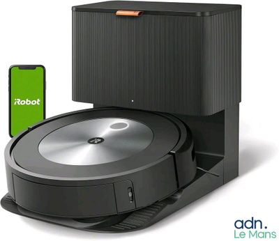 une image représentant un aspirateur robot avec un smartphone placé devant lui