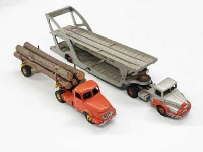 deux camions miniatures placés l'un à côté de l'autre sur une surface blanche