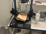 une machine posée sur une table