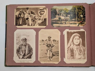 une vieille photo d'un livre contenant des photos de personnes