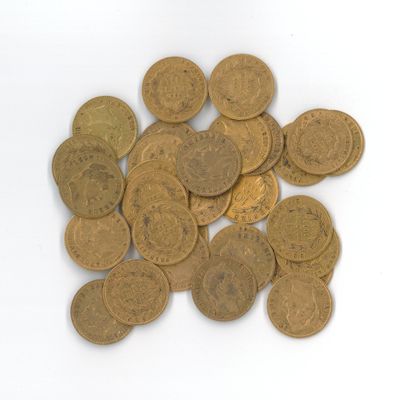 une pile de vieilles pièces de monnaie sur une surface blanche