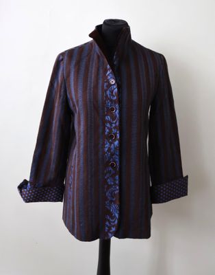 chemise à rayures violettes et bleues posée sur un mannequin