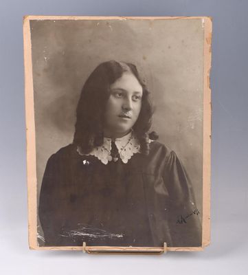 une vieille photo en noir et blanc d'une femme aux cheveux longs