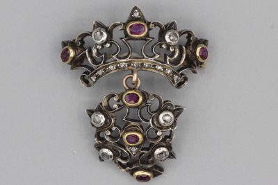 une photo d'une broche en diamants et rubis