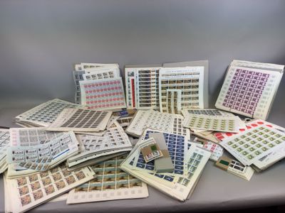 une pile de timbres posée sur une table, dont il y a beaucoup