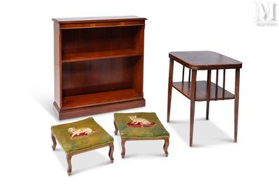 trois meubles, à savoir une bibliothèque, des tabourets et une table