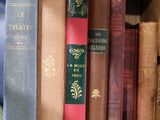 une boîte pleine de livres posée sur une table