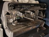 une machine à café posée sur un plan de travail